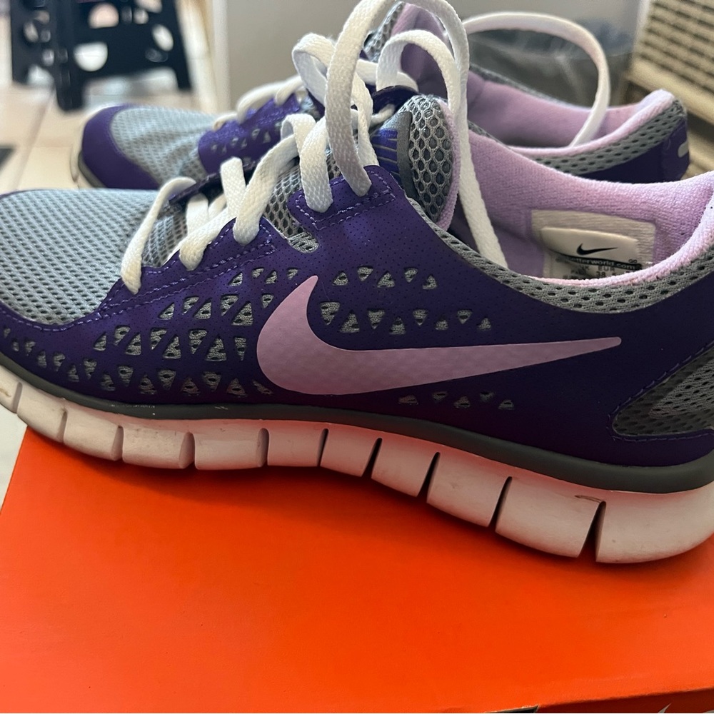 NIKE WOMEN SHOES SIZE 7.5